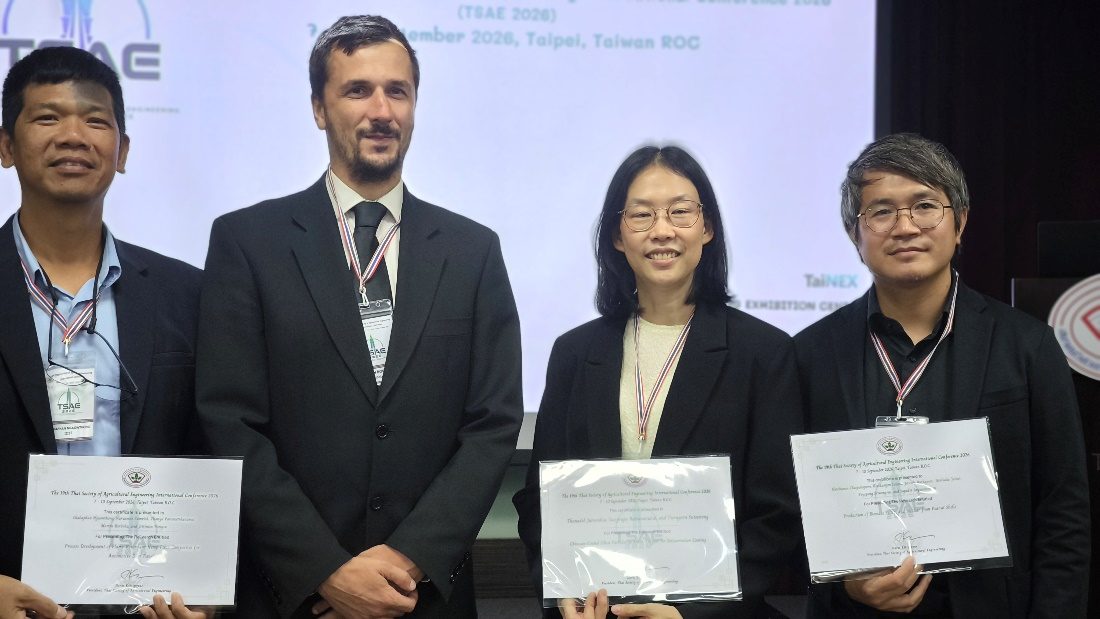 ผู้ได้รับรางวัล Best Paper Award ถ่ายภาพร่วมกับนายกสมาคมฯ